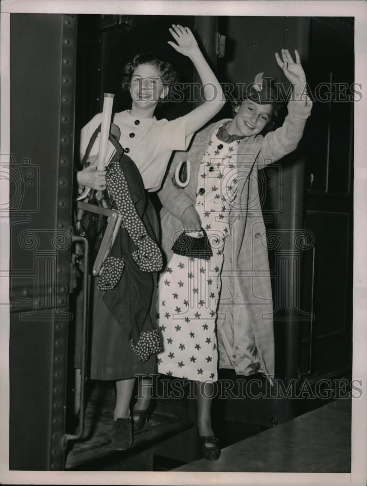 1936 Press Photo June Farber &amp; Lucy Falk Say Goodbye as They Head to Camp Truda - Historic Images