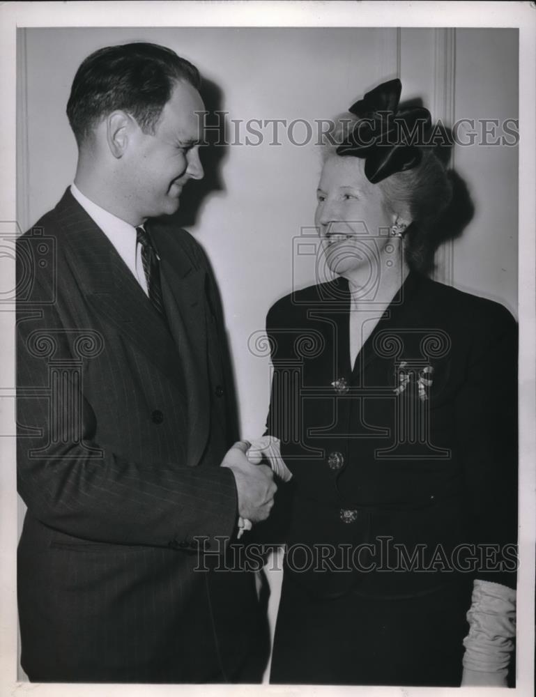 1945 Press Photo Mrs. Dudley C. Hay, Sec. of the Republic committee meets John - Historic Images