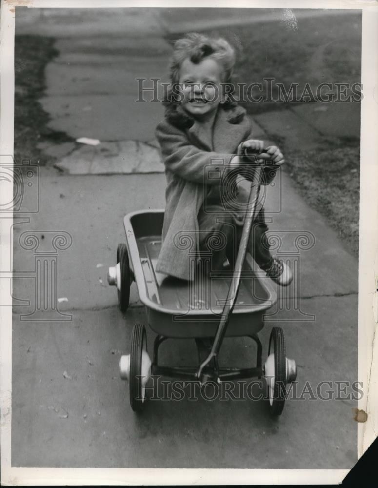 Press Photo Little Girl Katherine Hall. - Historic Images