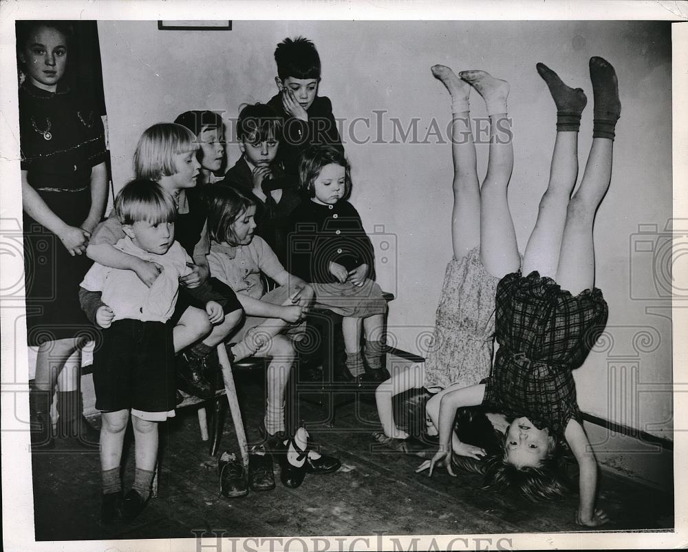 1944 Press Photo Maureen Dwyer &amp; Rose Iles perform some gymnastics for their - Historic Images