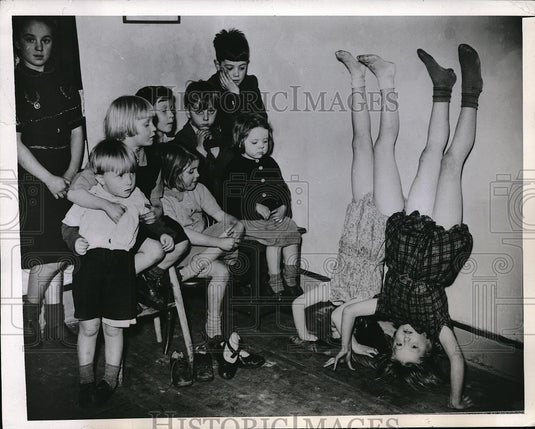 1944 Press Photo Maureen Dwyer & Rose Iles perform some gymnastics for their - Historic Images