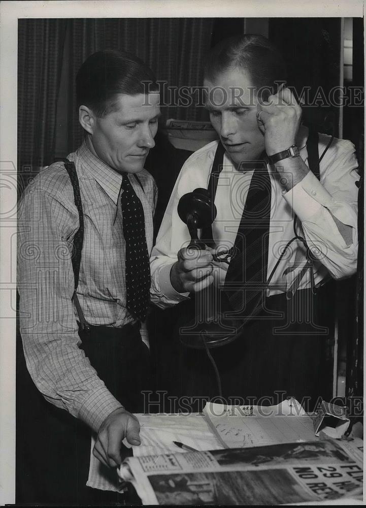 1939 Press Photo Andrew and Gust Beck Wait for News of Their Brother Charles - Historic Images