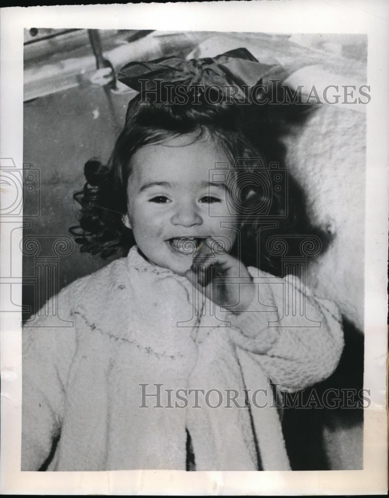 1950 Press Photo Linda Zobel arrived in N.Y. her ex-G.I. Father greeted her. - Historic Images