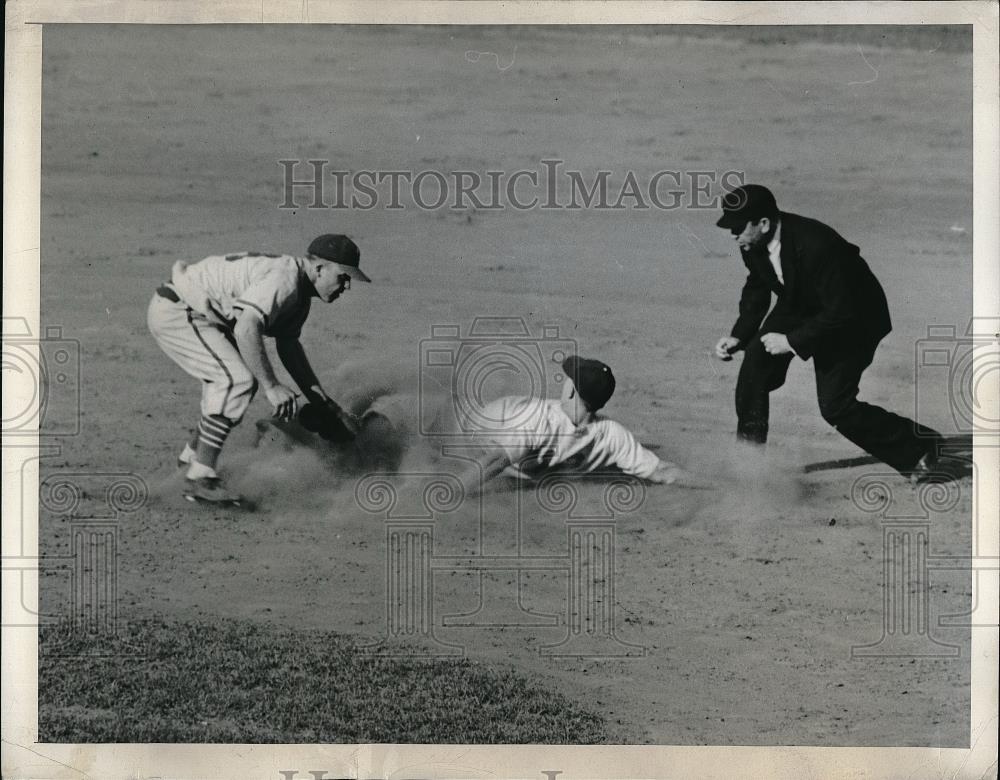 1946 Press Photo Ed Stanky Dodgers Out At 2nd By Skeeter Newsome Phillies MLB - Historic Images