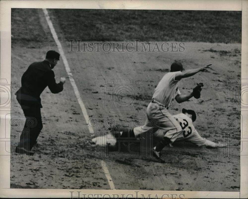 1945 Press Photo Philly Garvin Hamner out at 3rd vs Giants Napoleon Reyes - Historic Images