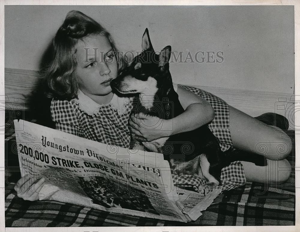 1945 Press Photo Charlene Swartz and her dog, Jasper of Youngstown OH - Historic Images