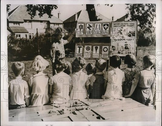 Press Photo London Road Signs - Historic Images