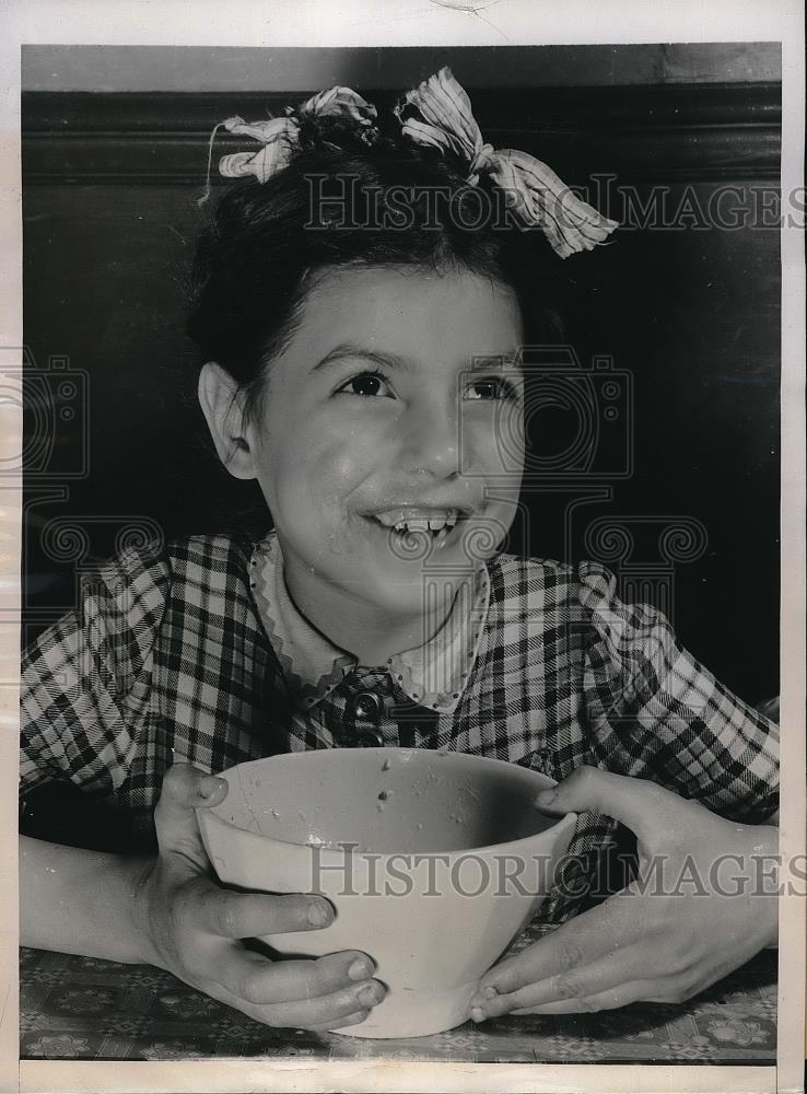 1949 Press Photo Hungarian Girl With UNICEF Food Ration, Budapest - Historic Images