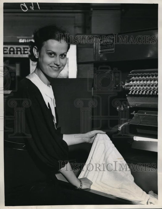 1937 Press Photo Juanita Hall shoe how to Laundry Mark Made by machine. - Historic Images