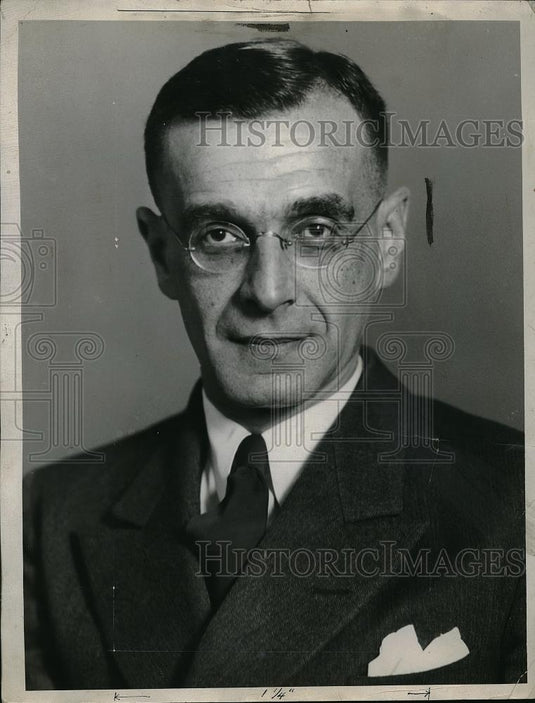 1934 Press Photo Ernst F. Curtz posing for photo - Historic Images