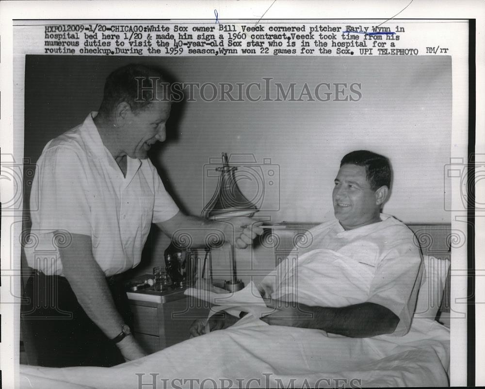 1960 Press Photo White Sox Bill Veeck cornered pitcher Early Wynn in the - Historic Images