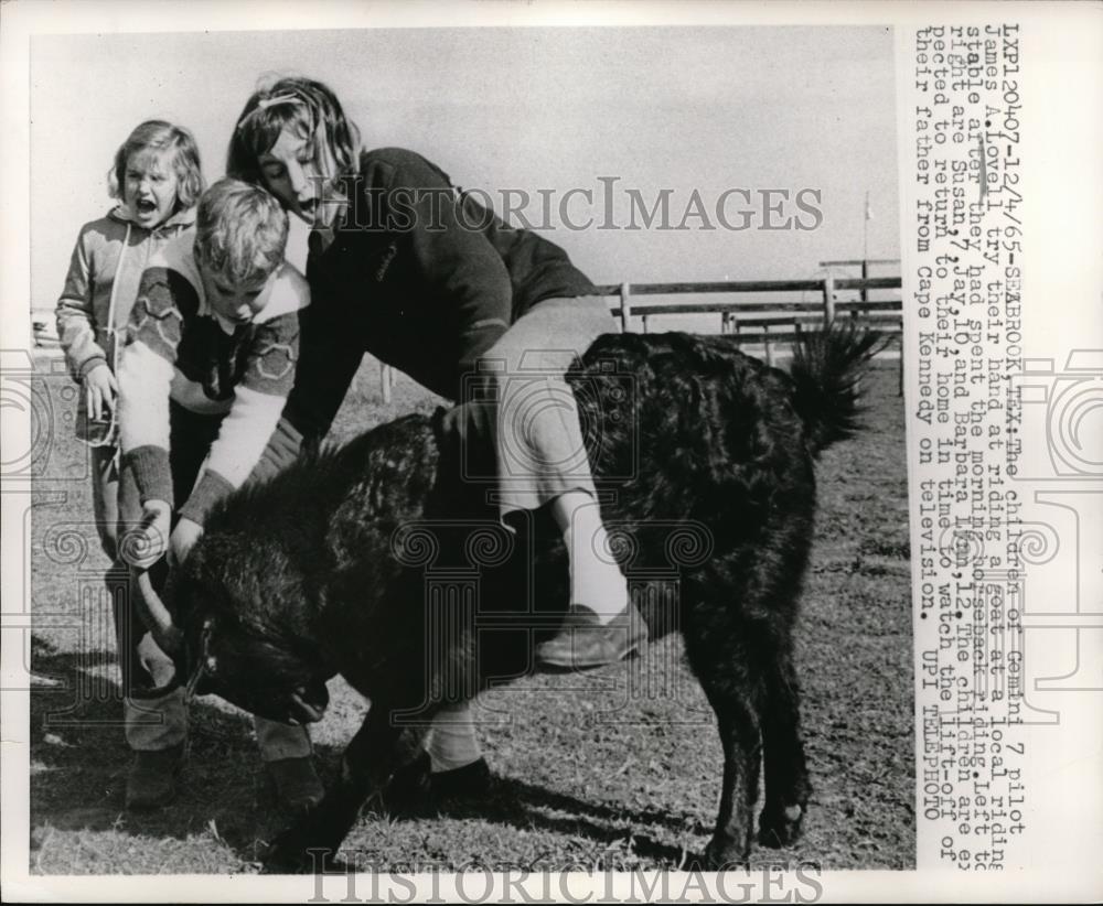 1965 Press Photo Gemini 7 Pilot James Lovell Children Barbara, Susan & Jay - Historic Images