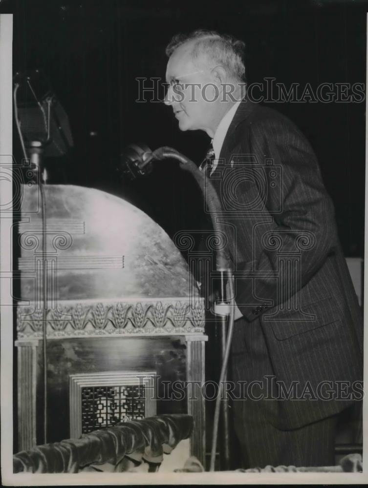 1936 Press Photo Gov. Alfred Landon speaking before crowd in excess of 25,000 - Historic Images