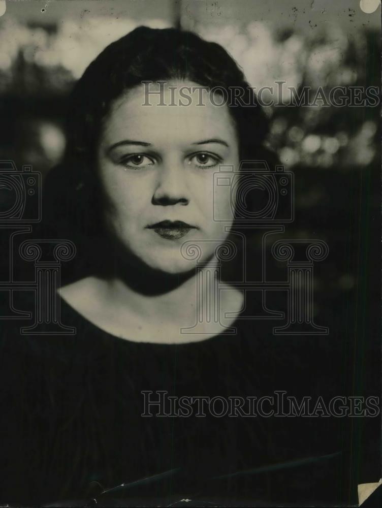 1937 Press Photo Mrs Champion Poses For Photo - Historic Images