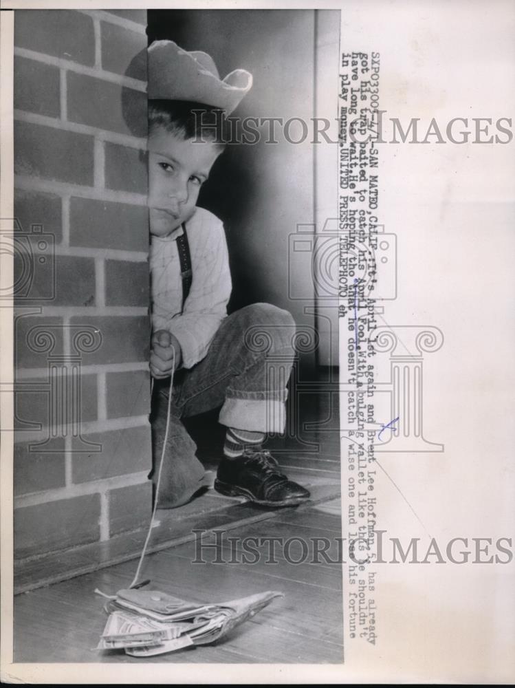 1958 Press Photo Brent Lee Hoffman Playing April Fools Joke - Historic Images