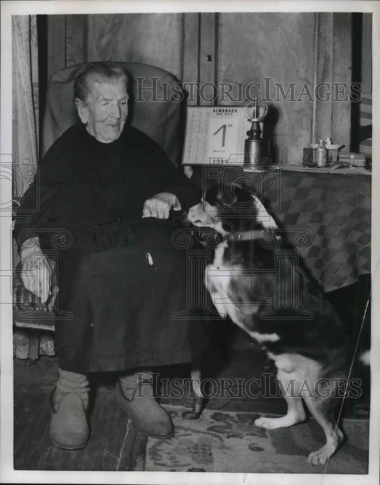 1954 Press Photo Paris, France Madame Ovice,age 100 &amp; her dog at home - Historic Images