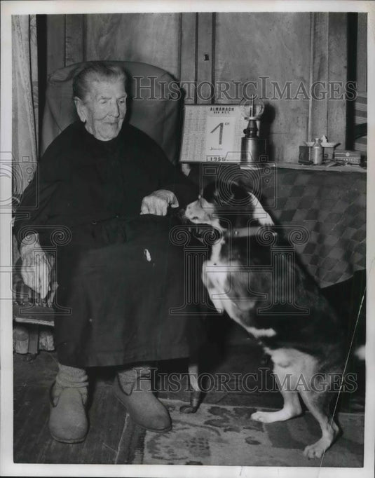 1954 Press Photo Paris, France Madame Ovice,age 100 & her dog at home - Historic Images