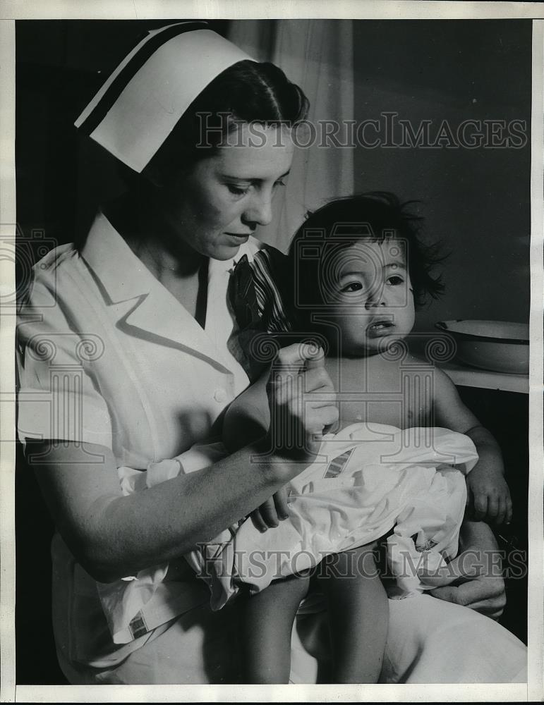 1936 Press Photo Nurse maude Caffey &amp; baby Marie Chavez, stomach pumped - Historic Images