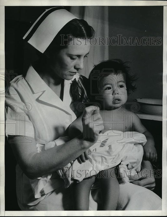 1936 Press Photo Nurse maude Caffey & baby Marie Chavez, stomach pumped - Historic Images