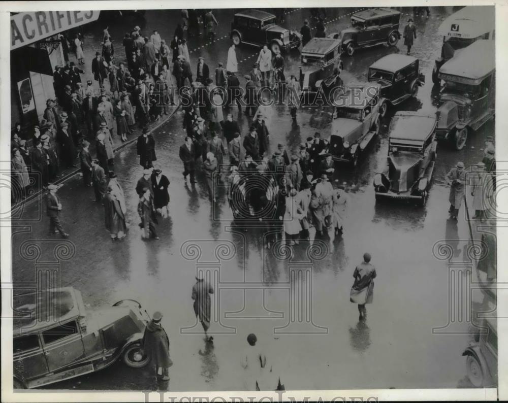 1934 Press Photo Police arrest rioters in Hotel de Ville area of Paris - Historic Images