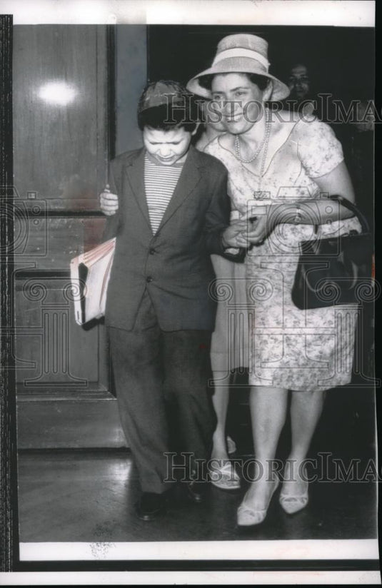 1962 Press Photo A mother is reunited with her son at a courtroom - Historic Images