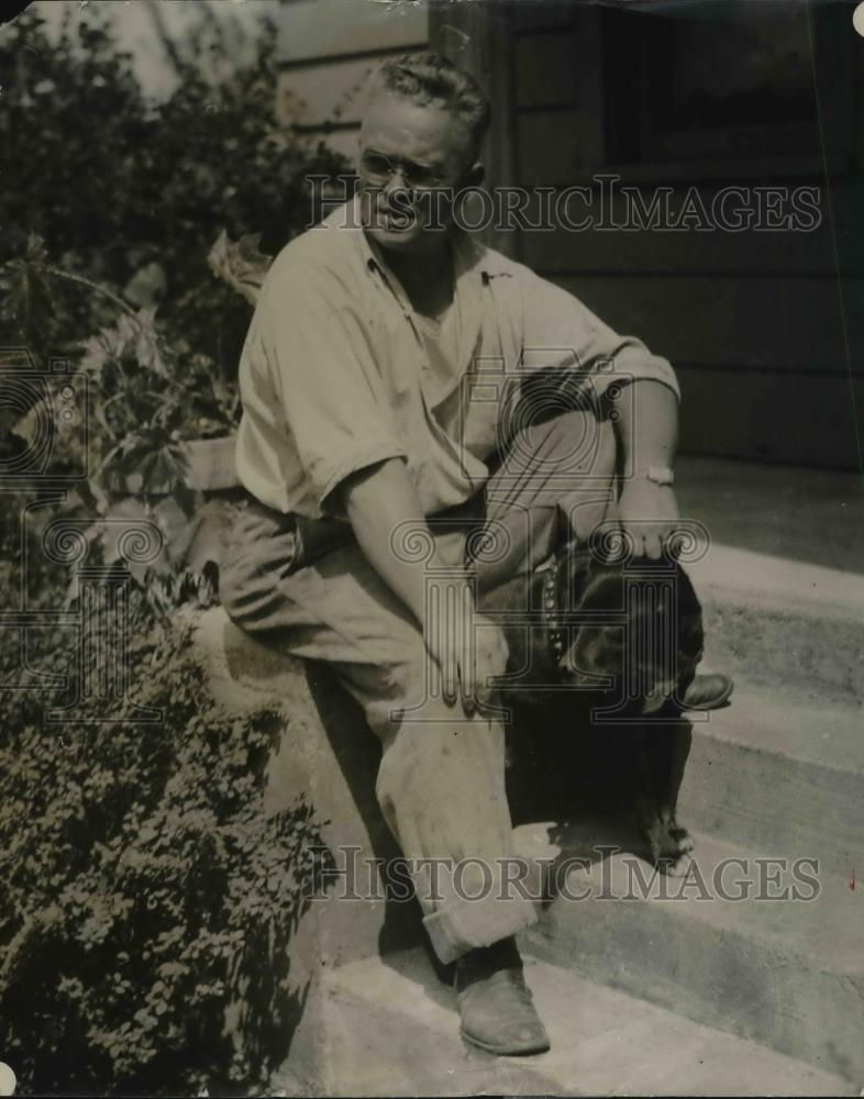 1934 Press Photo Mayor Godfrey Ott of McGuffey poses with dog, Roy - Historic Images