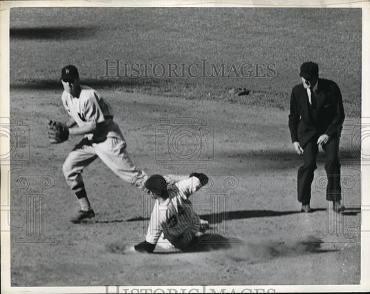 1941 Press Photo Johnny Sturm of Yankees Out at Second, Cecil Travis of Senators - Historic Images