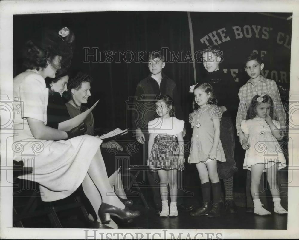 1945 Press Photo NYC. &quot;Little Sister&quot; contest. Ann &amp; Nick Frustaci,M &amp; Wm Gorgas - Historic Images