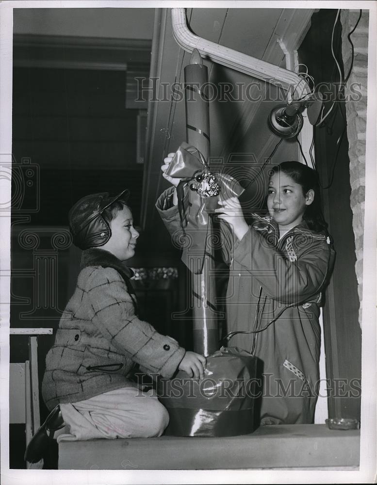 1956 Press Photo Pat &amp; Sally Fay with Christmas decorations - Historic Images