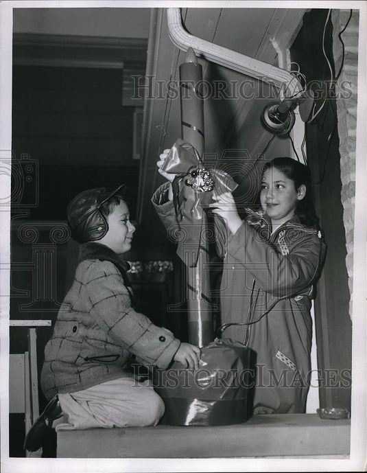 1956 Press Photo Pat & Sally Fay with Christmas decorations - Historic Images