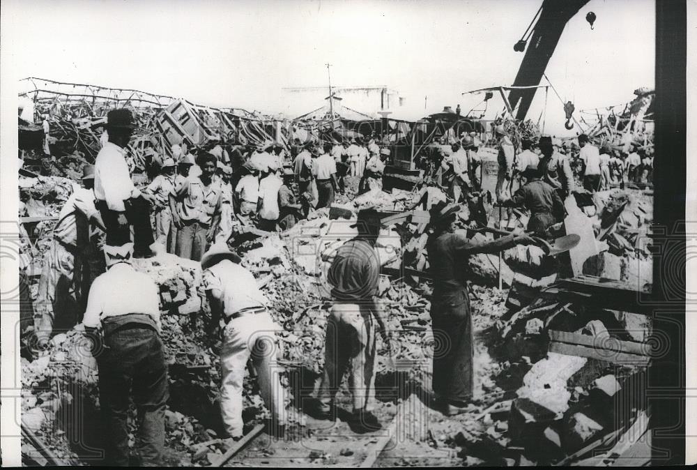 1956 Press Photo Workers Dig Out Wreckage Of Train Station After It Collapsed - Historic Images