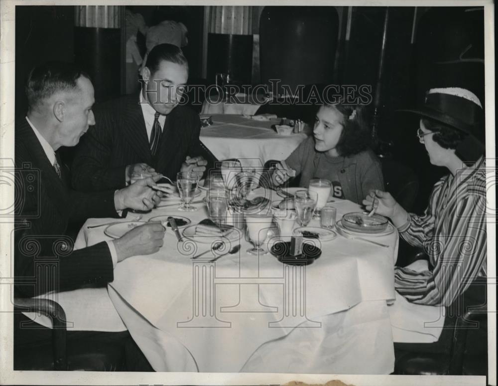 1940 Press Photo Cleveland Indians Pitcher William Feller,Bobby,Margaret,William - Historic Images