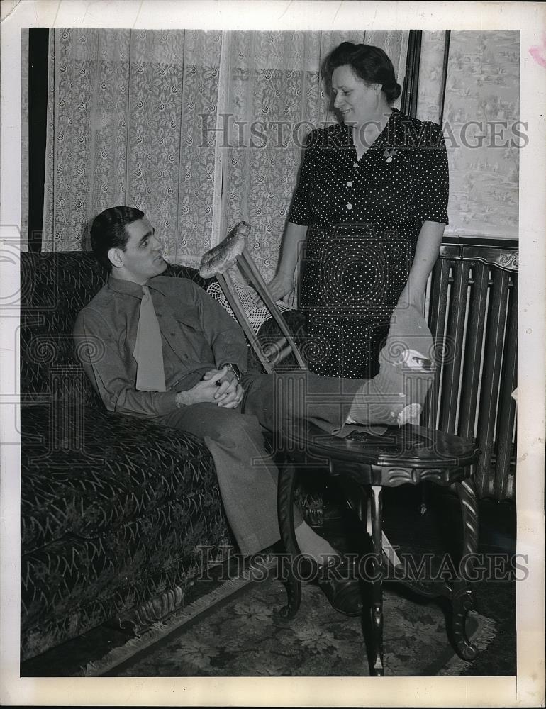 1943 Press Photo Pvt. Frankie Crespi with his mother Mrs. Theresa Crespi - Historic Images