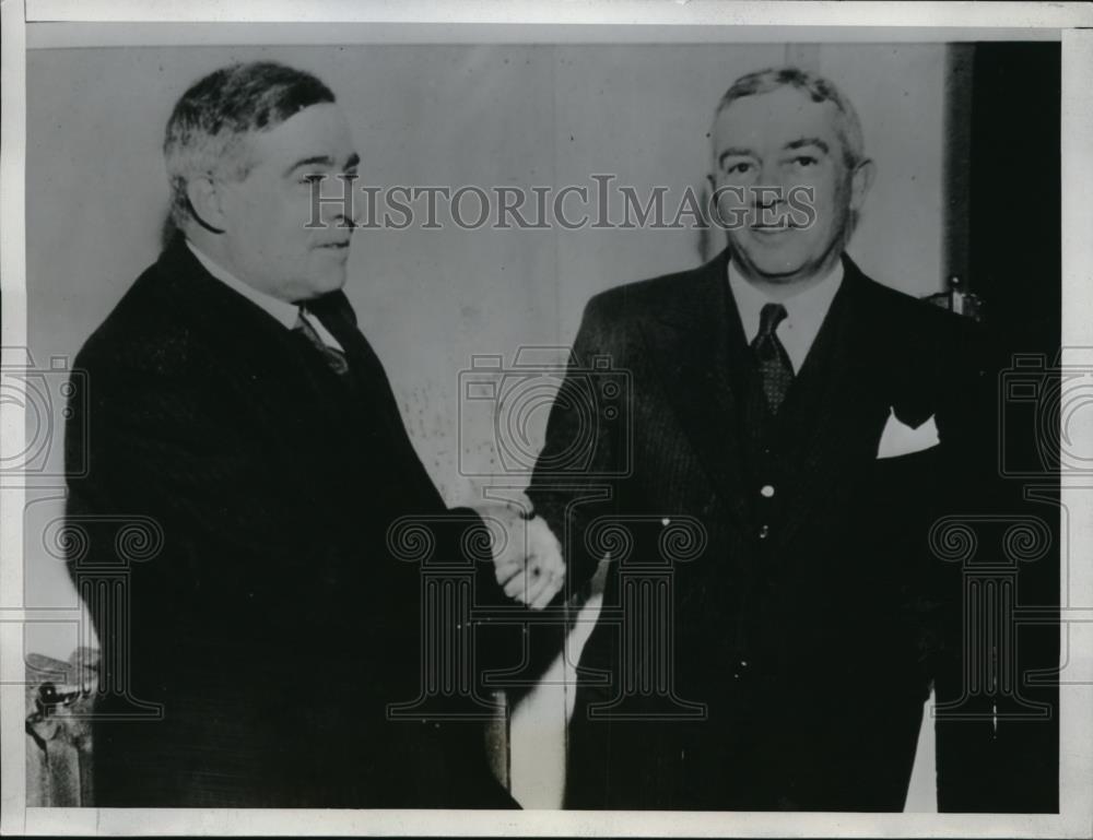 1934 Press Photo John S. Labatt Wealthy Brewer Shaking Hands With High Labatt - Historic Images