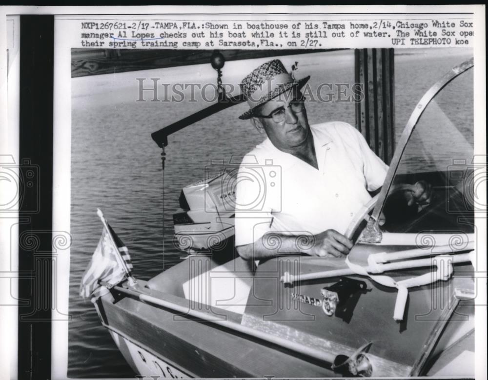 1961 Press Photo White Sox mgr. Al Lopez at his boathouse in Tampa - Historic Images