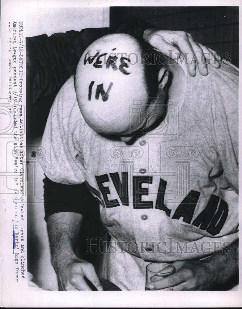 1954 Press Photo Cleveland&#39;s Vic Wertz Celebrates Team&#39;s Pennant Win - Historic Images