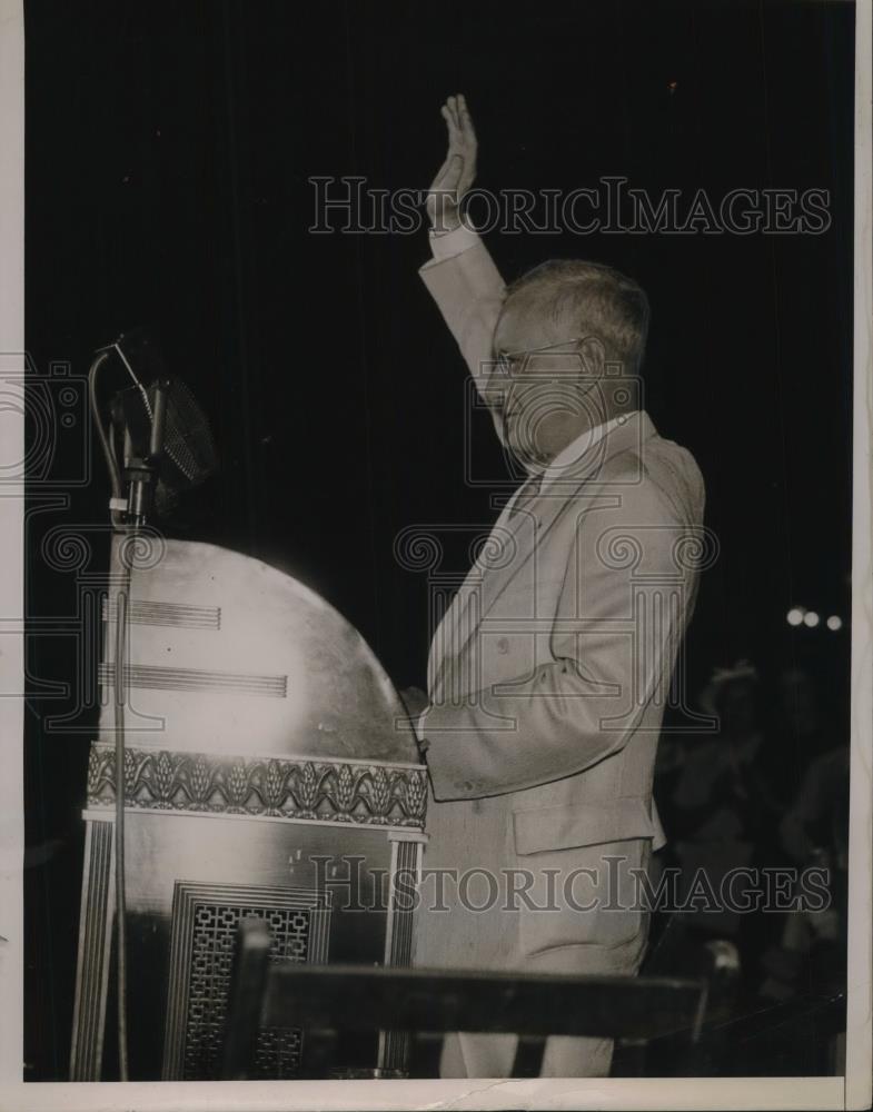 1936 Press Photo Governor Alfred Landon Waves to Crowd at Speech in Topeka - Historic Images