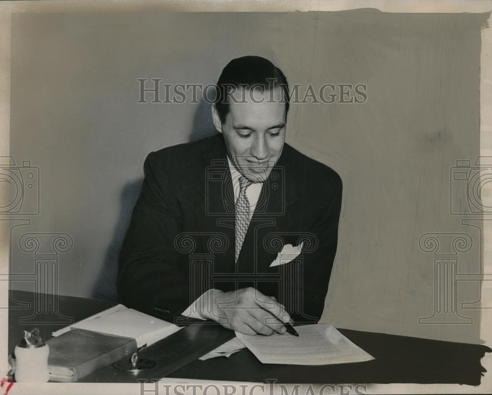 1952 Press Photo Cleveland-Indians Pitcher sign 1952 contract. - Historic Images