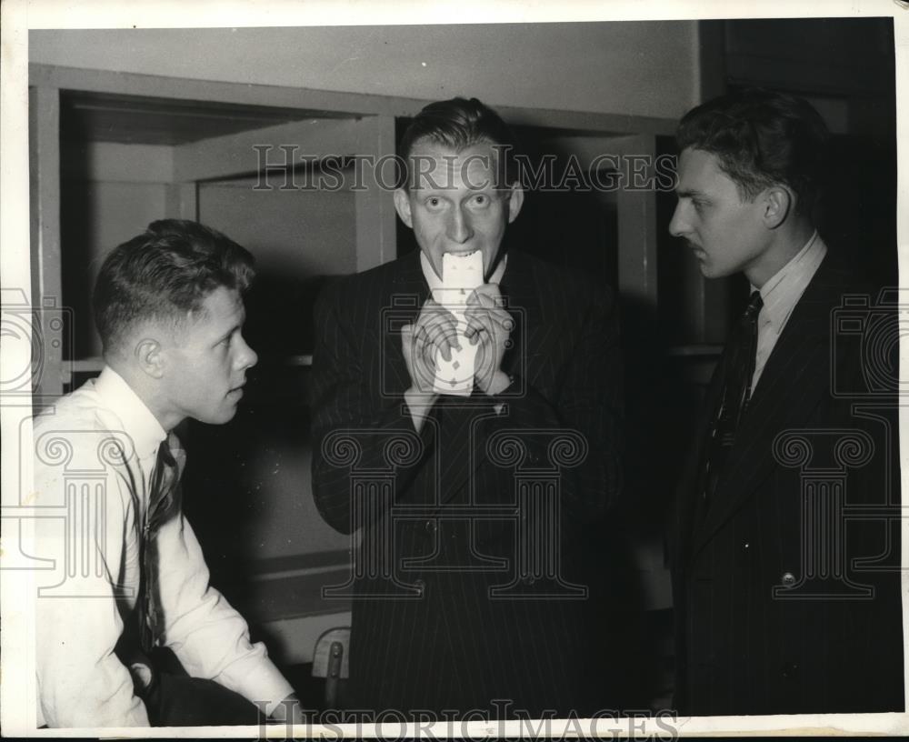 1941 Press Photo Robert Falknor &amp; Boyd Herman At Fort Hayes In Columbus - Historic Images