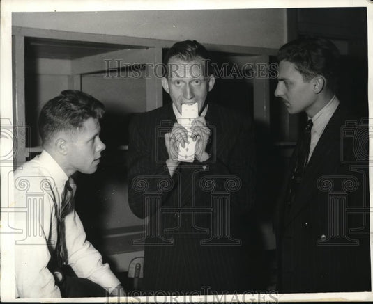 1941 Press Photo Robert Falknor & Boyd Herman At Fort Hayes In Columbus - Historic Images