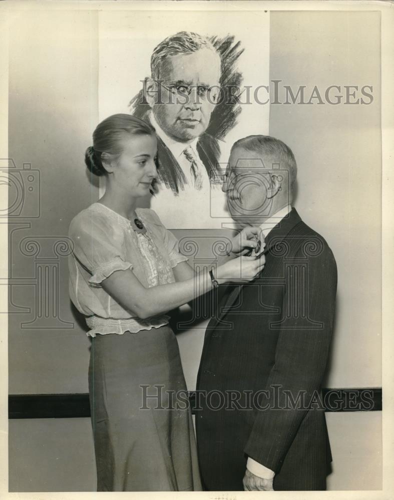 1936 Press Photo J. G. Hoffman, 88, accepts a sunflower from Jane Hamilton - Historic Images