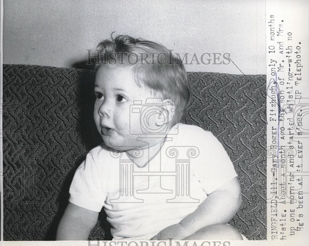 Press Photo Gary Roger Fitzburgh sitting on a couch - Historic Images