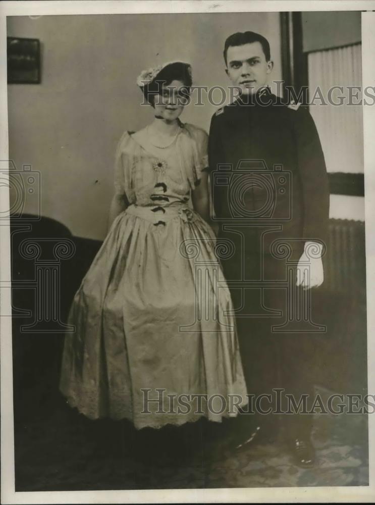 1930 Press Photo Elsie Wartzenluff, Columbia Univ &amp; Lt Art Bawn at Wayne,Pa - Historic Images