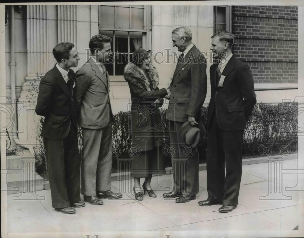 1935 Press Photo College Flyers Greeted by Sen. McAdoo in Washington, DC - Historic Images