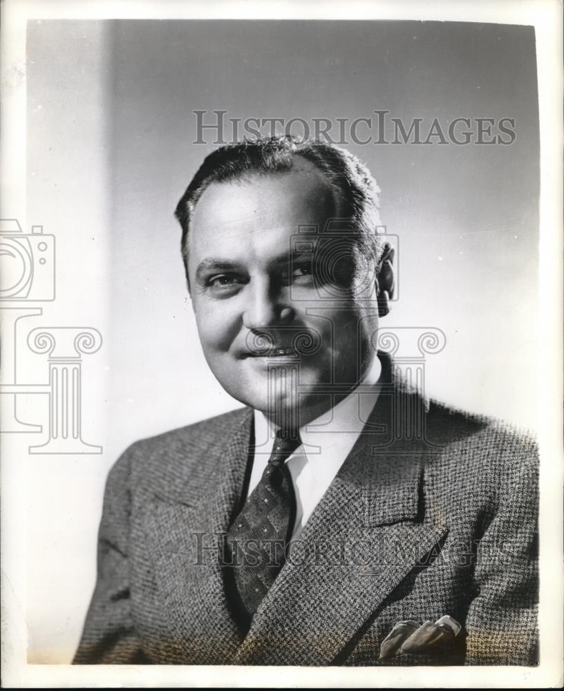 1942 Press Photo Lee D.Cosart, Sales Manage, Truck Div of Dodge Brothers Corp. - Historic Images