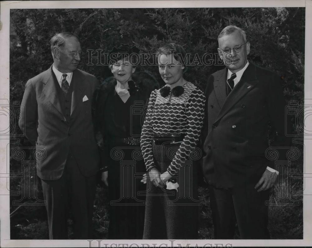 1936 Press Photo Mr & Mrs Knox London at Topeka Kansas - Historic Images