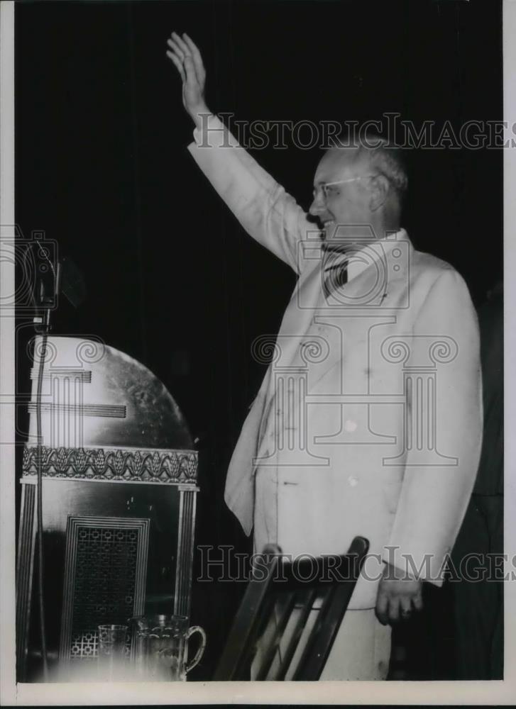 1936 Press Photo Gov. Alf M. Landon cheered at the Statehouse grounds in Topeka. - Historic Images