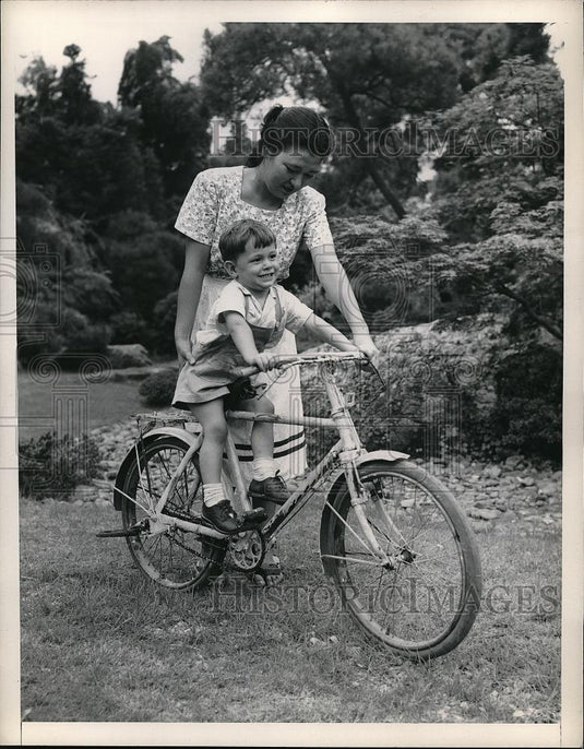 1948 Press Photo Billy Ferguson & Japanese Nurse - Historic Images