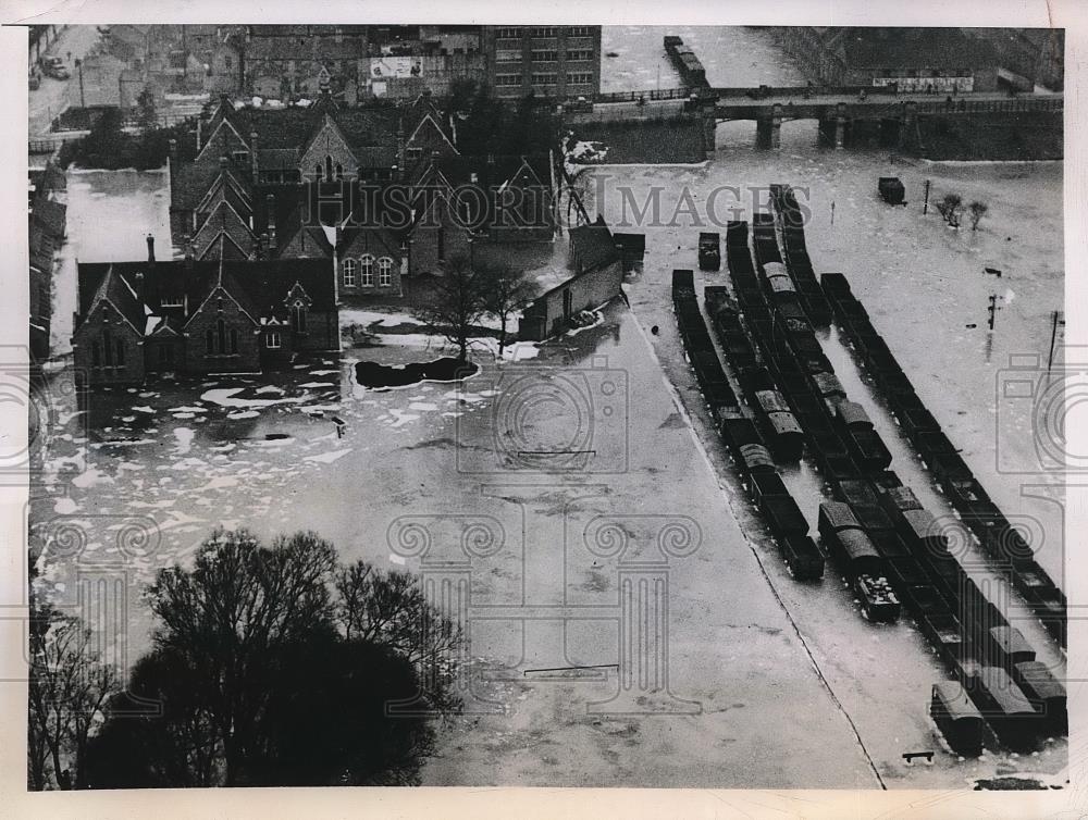 1947 Press Photo Town Of Bedford, England Under Water After Great Ouse River - Historic Images