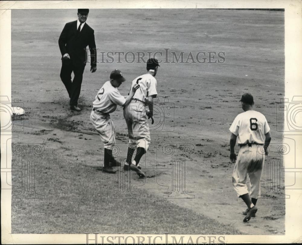 1944 Press Photo Boston Left Fielder Max Macon Tagged Out By Dodger Stankey - Historic Images